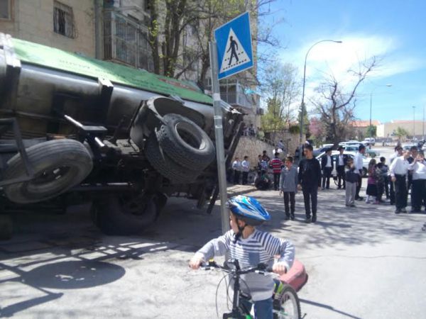 נס: משאית התהפכה על מדרכה בסמוך לילדים