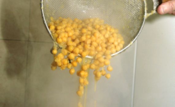 אכילת חמץ וקטניות בשבת הסמוכה לשביעי של פסח