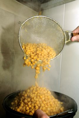 אכילת חמץ וקטניות בשבת הסמוכה לשביעי של פסח