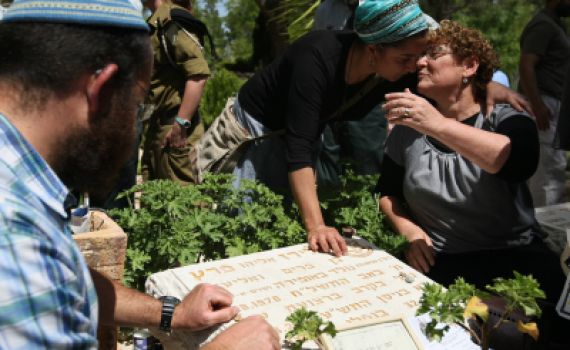 ביום העצמאות אני מגיפה את התריסים בשמונה בערב