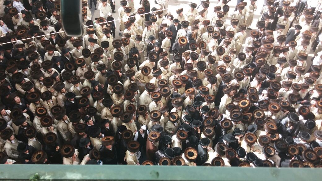 אלפים בלווית הבחור יצחק סאמט ז"ל. גלריה