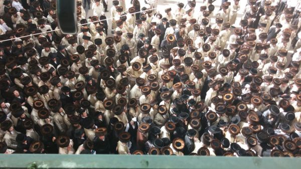 אלפים בלווית הבחור יצחק סאמט ז"ל. גלריה