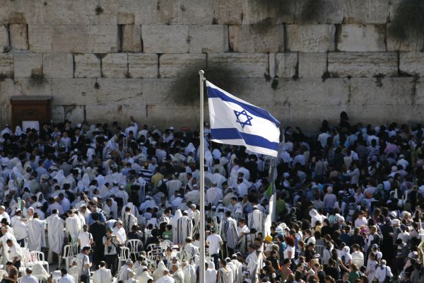 צפו: 'התקווה' בהנפת הדגל בכותל המערבי