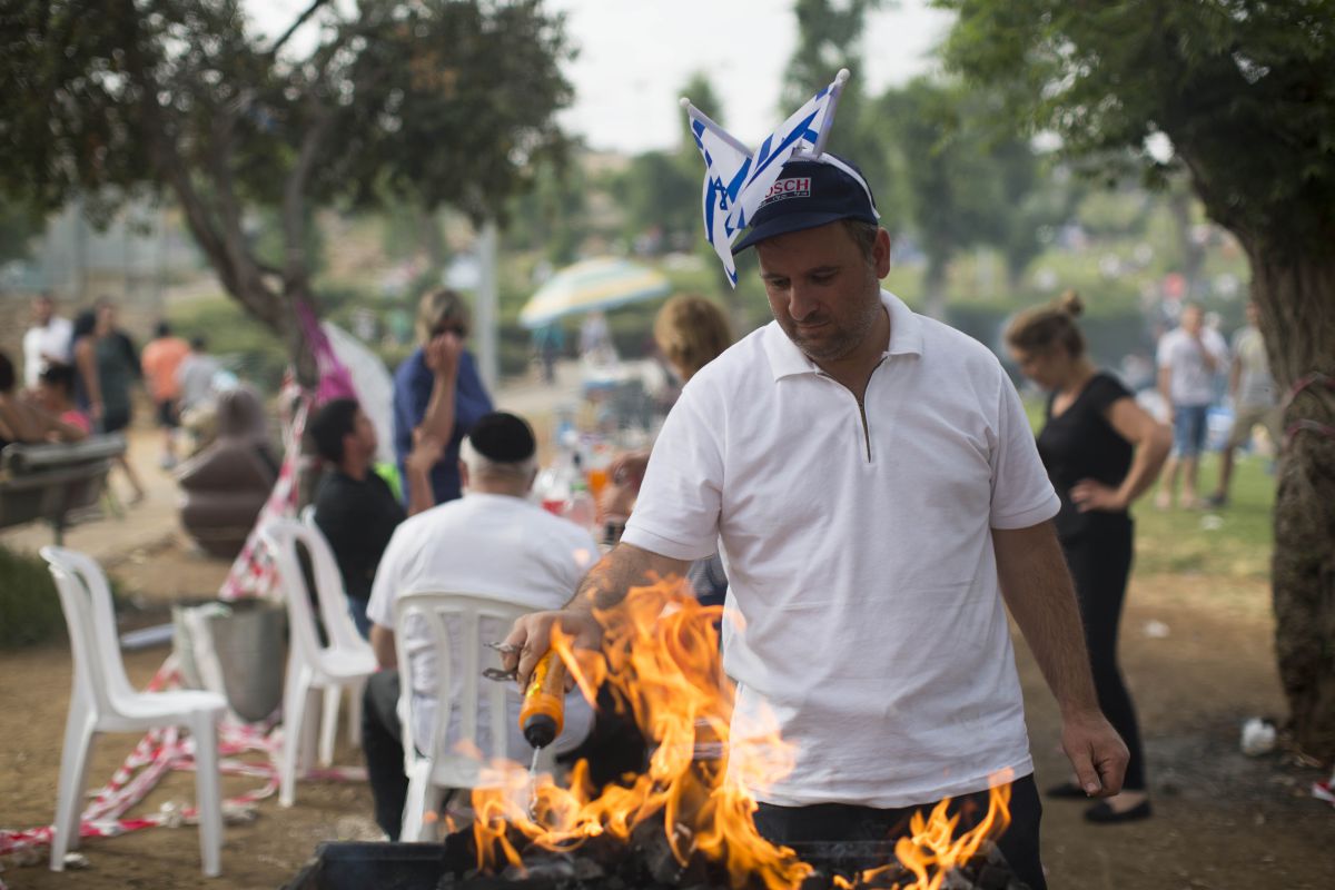 טיפ: ככה מדליקים מנגל בגפרור אחד בלבד