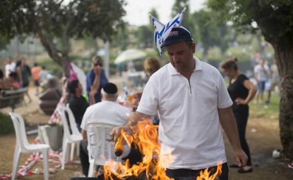 טיפ: ככה מדליקים מנגל בגפרור אחד בלבד