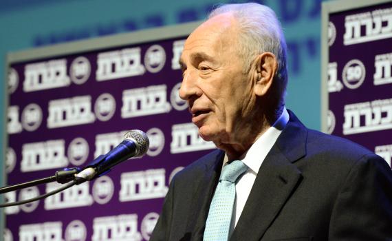 הג'וב של שמעון פרס: פרזנטור של בנק הפועלים