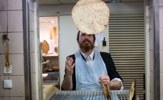 צפו: להכין מצות זה גם סוג של אומנות