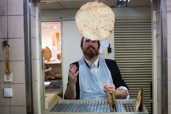 צפו: להכין מצות זה גם סוג של אומנות