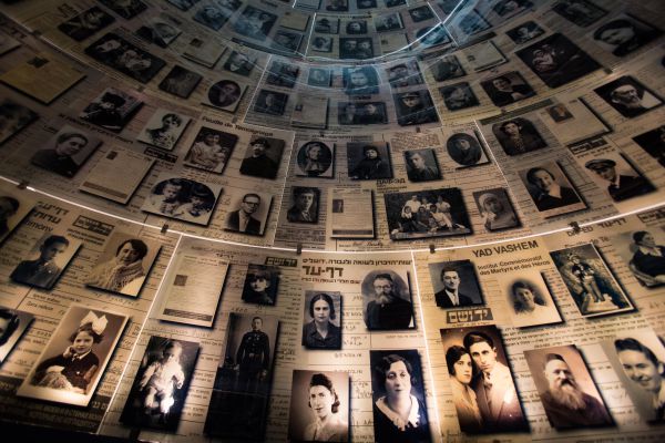 אל מלא רחמים לזכר 6 מילוני נרצחי השואה. צפו