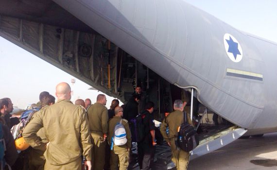 "בוחנים אפשרות להצניח ציוד לישראלים בנפאל"