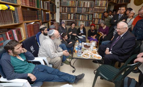 צפו: הנשיא מנחם את משפחת שלום שרקי הי"ד