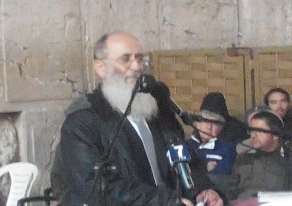 צפו: הרב שרקי בתפילה בכותל המערבי
