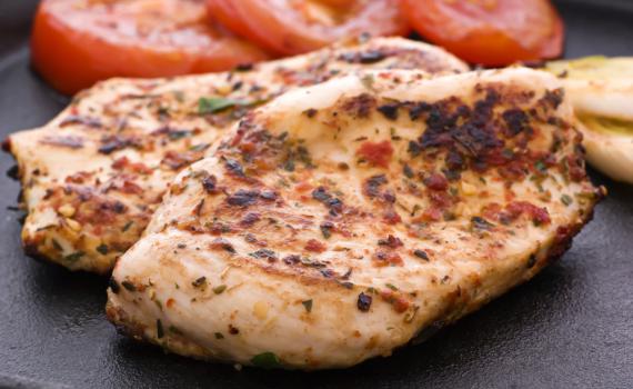 טעים ובריא: מתכון לסטייק חזה הודו עם קישואים