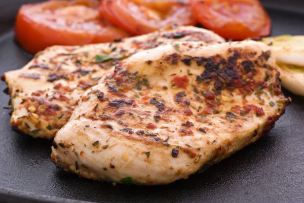 טעים ובריא: מתכון לסטייק חזה הודו עם קישואים