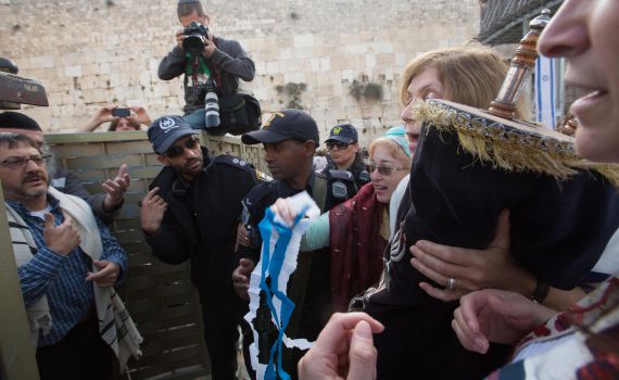 פרובוקציה: הרפורמיות חטפו ספר תורה בכותל