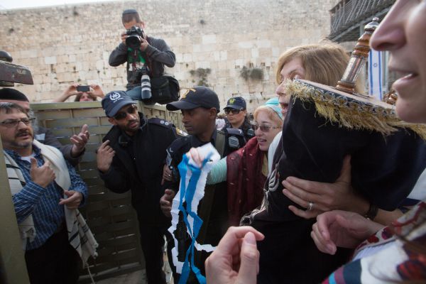 פרובוקציה: הרפורמיות חטפו ספר תורה בכותל