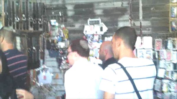 קלמנוביץ' בסיור ברובע המוסלמי לפני ריקודגלים