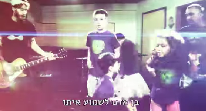 מרגש: לקויי שמיעה שרים 'מישהו שומע אותי?'