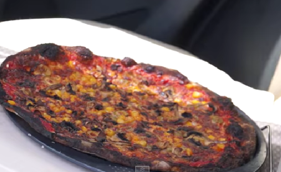 כמה חם היום? פיצה נאפתה ברכב סגור; צפו