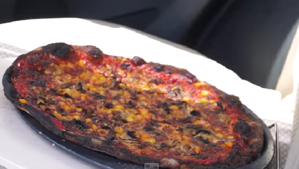 כמה חם היום? פיצה נאפתה ברכב סגור; צפו