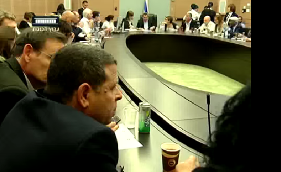 "אלקין, אתה עייף"; צפו בבלאגן שלפני ההשבעה