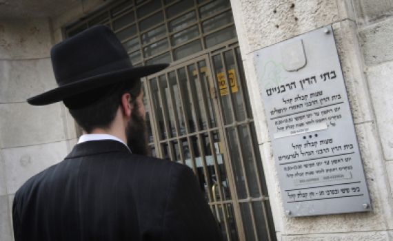 החזית הבאה בין דרעי לבנט: בתי הדין הרבניים