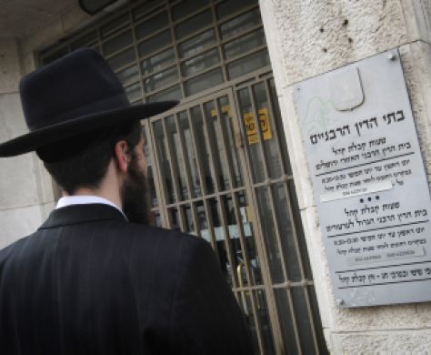 עתירה: "בתי הדין הרבניים אינם שירותי דת"