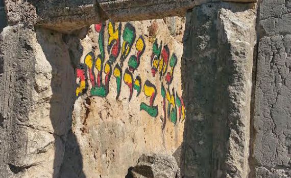 גועל נפש: כתובות "נ נח" על קירות בית כנסת עתיק