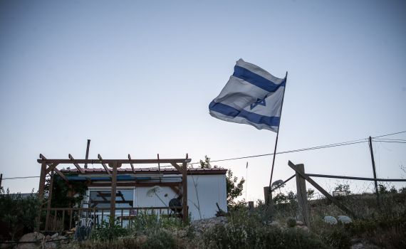 תושבי עמונה מקימים אוהלים מול ביתו של בנט