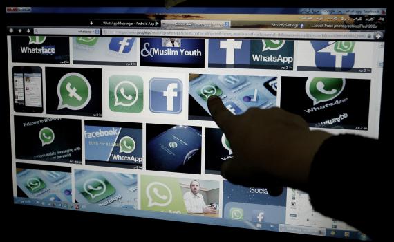 'סטטוסים מצייצים' תובעים את פייסבוק