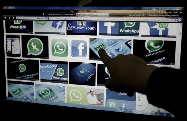 'סטטוסים מצייצים' תובעים את פייסבוק