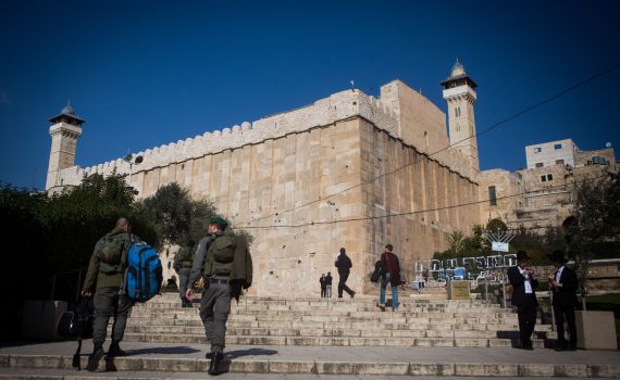 תפילת יום ירושלים מחוץ למערת המכפלה. בושה