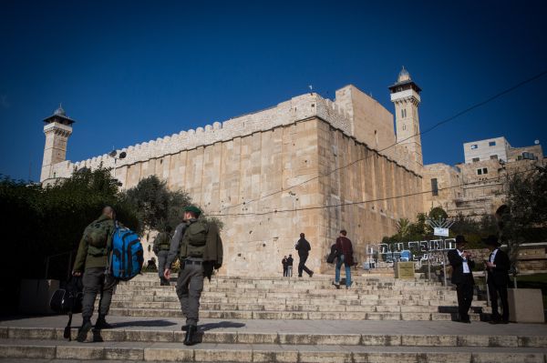 תפילת יום ירושלים מחוץ למערת המכפלה. בושה