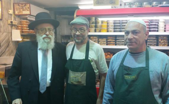 מלך החמוצים סגר בשבת וזכה לברכת הרב שטרן