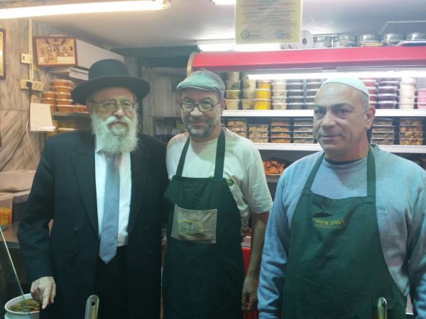 מלך החמוצים סגר בשבת וזכה לברכת הרב שטרן