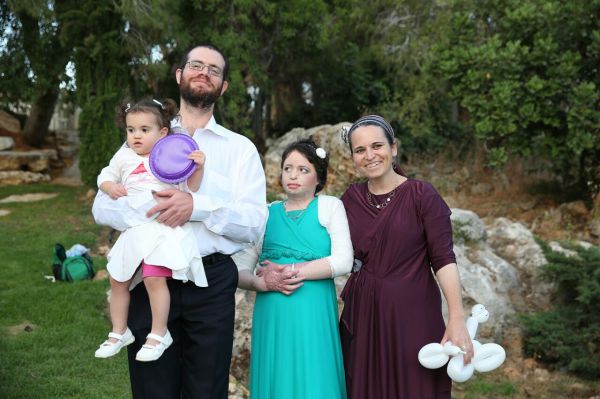 איילה שפירא חגגה בת מצווה וברכה הגומל. צפו