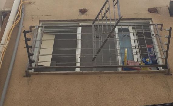 ילדה כבת 4 נפלה מגובה ברחוב לוי יצחק בבני ברק