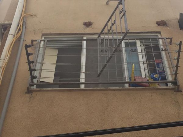 ילדה כבת 4 נפלה מגובה ברחוב לוי יצחק בבני ברק