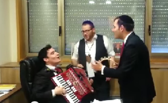 להקה חרדית עודדה את אורן חזן ועוררה סערה