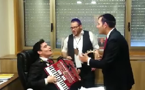 להקה חרדית עודדה את אורן חזן ועוררה סערה