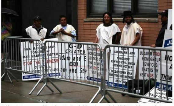 הרבנים אסרו להפגין; החרדים "שכרו" מפגינים