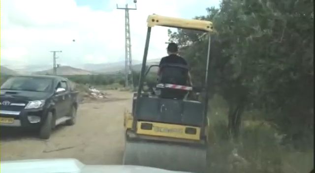 השוטרים נדהמו: ילד בן 11 נוהג על מכבש כבד