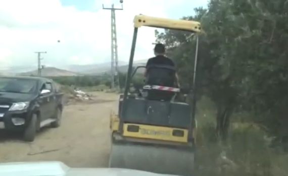 השוטרים נדהמו: ילד בן 11 נוהג על מכבש כבד