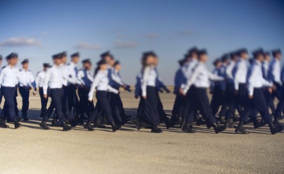 נווטת דתייה במסדר הסיום של קורס טיס