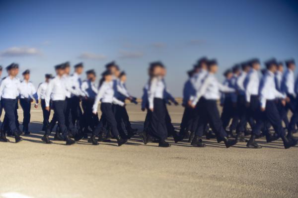 נווטת דתייה במסדר הסיום של קורס טיס