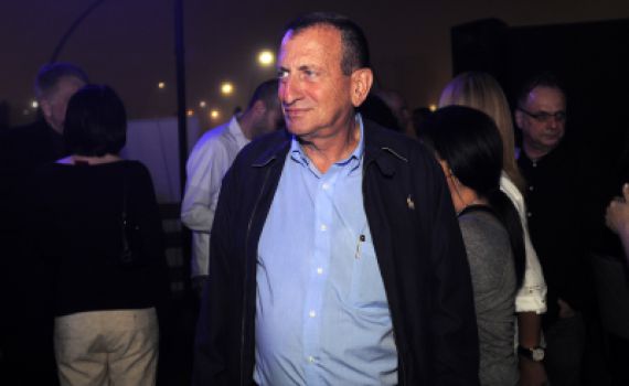 "שוקל להתמודד על ראשות מפלגת העבודה"