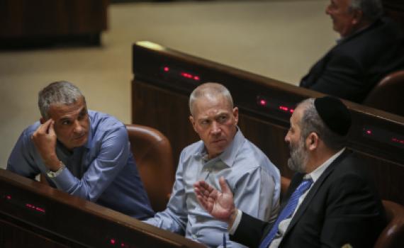 במקום יעלון? גלנט בוחן לערוק לליכוד