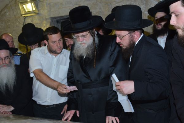 צפו: האדמו"ר ממודז'יץ בתפילה בקבר יוסף