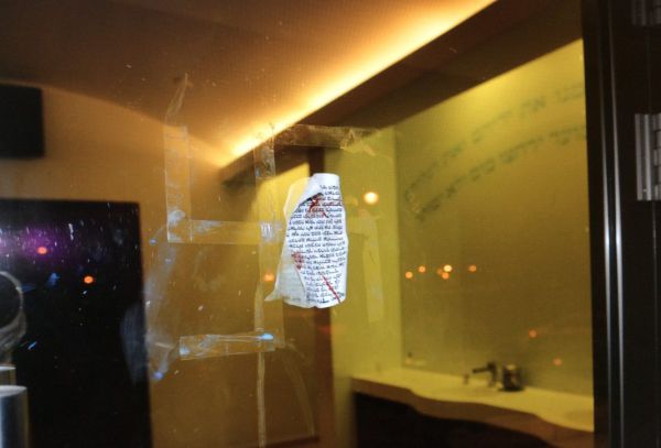 מזעזע: נערים חיללו מזוזות בצלב קרס