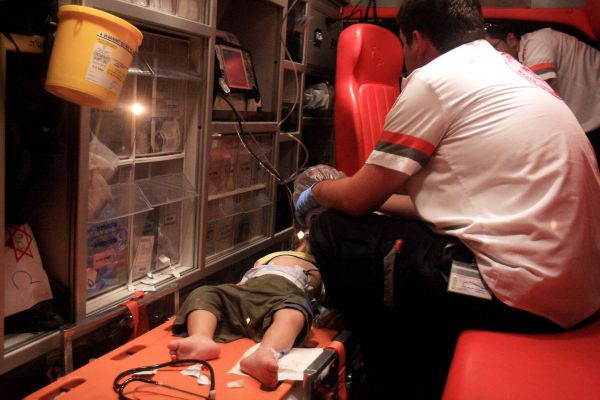 אלעד: בן שנתיים יצא מהבית ונלכד תחת רכב